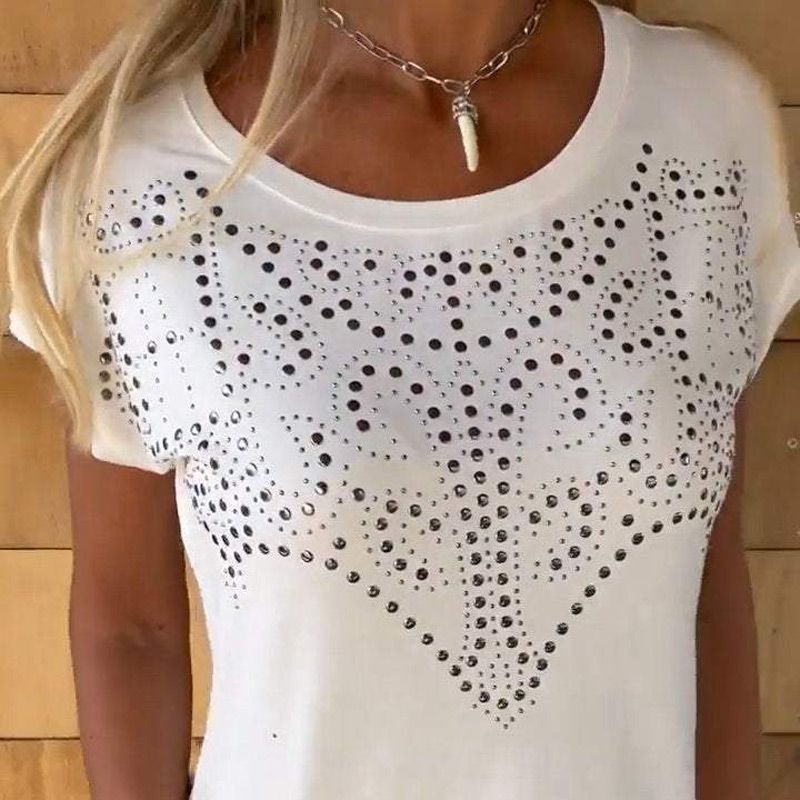 "T-shirt uni pour femme à manches courtes, imprimé tendance et ourlet effiloché."