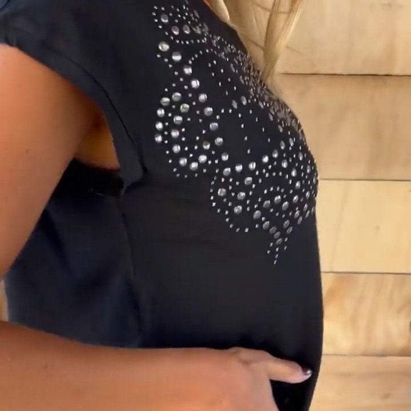 "T-shirt uni pour femme à manches courtes, imprimé tendance et ourlet effiloché."